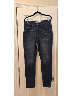 Signature Gold Levi Strauss - Totally Shaping Skinny Jeans - 10